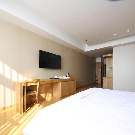 Lake 45 Hotel Naju Екстериор снимка