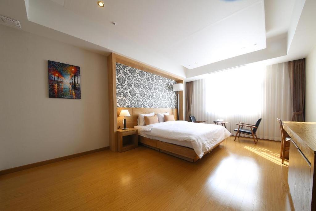 Lake 45 Hotel Naju Екстериор снимка