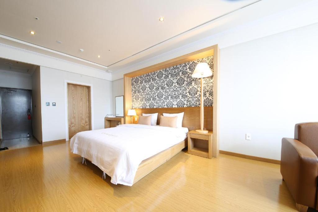 Lake 45 Hotel Naju Екстериор снимка