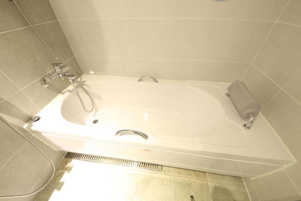 Lake 45 Hotel Naju Екстериор снимка