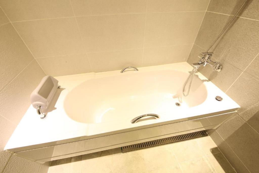 Lake 45 Hotel Naju Екстериор снимка