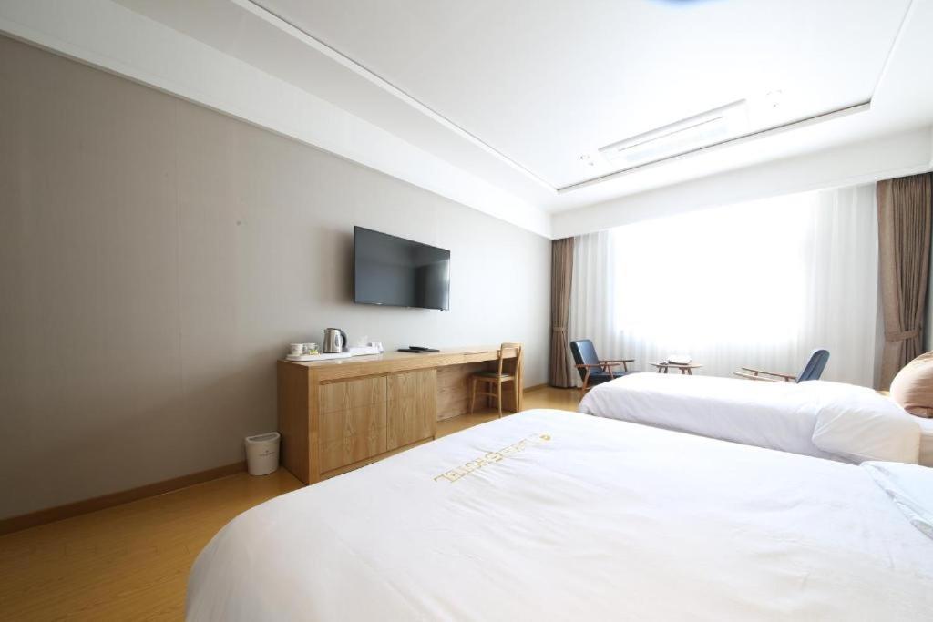 Lake 45 Hotel Naju Екстериор снимка