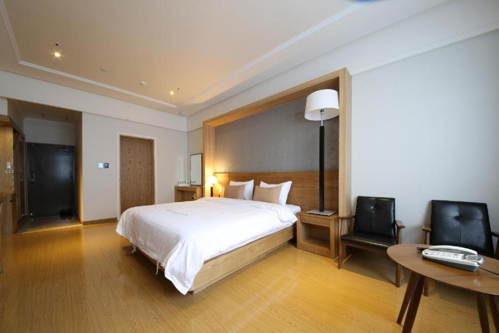 Lake 45 Hotel Naju Екстериор снимка
