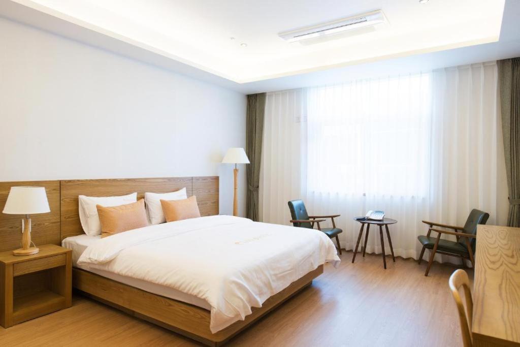 Lake 45 Hotel Naju Екстериор снимка