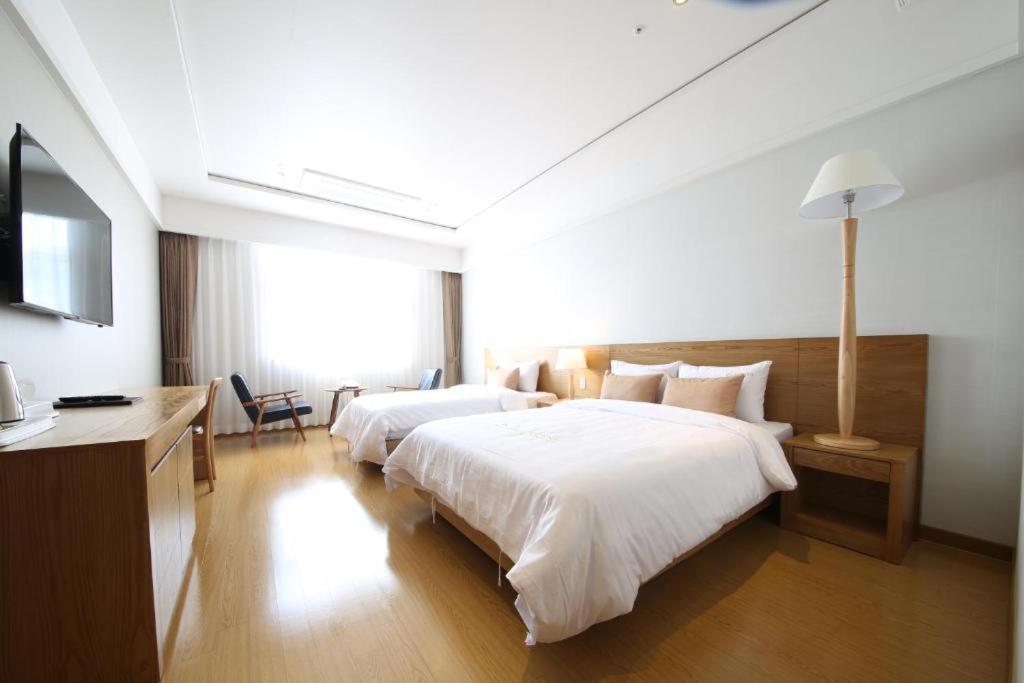 Lake 45 Hotel Naju Екстериор снимка